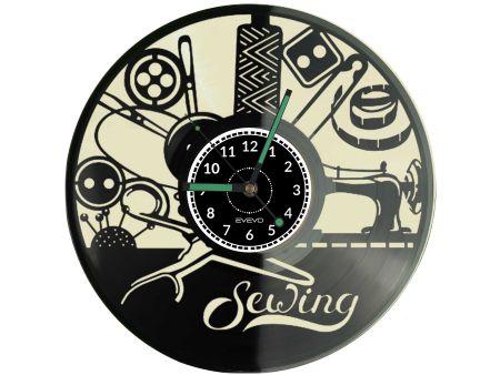 Zegar Krawcowej z płyty winylowej – kolorowe tło, cichy mechanizm, wyjątkowy prezent dla miłośniczek szycia i projektowania