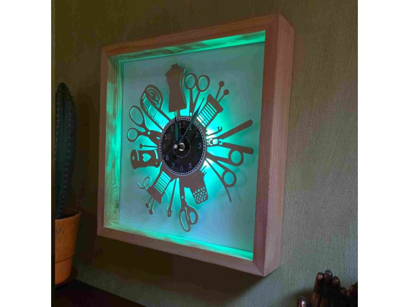 zegar krawcowej led rgb, zegar w drewnianej ramce 35x35, prezent dla krawcowej