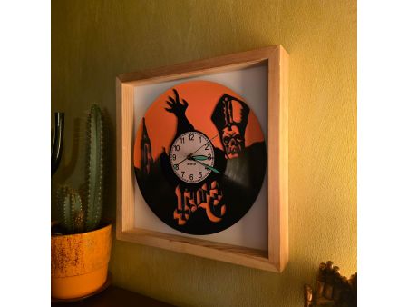 Ghost of Yotei Zegar Ścienny z Używanej Płyty Winylowej Kolorowe Tło Ramka Drewniana 35x35cm Prezent Upominek evevo.pl V0006TKR