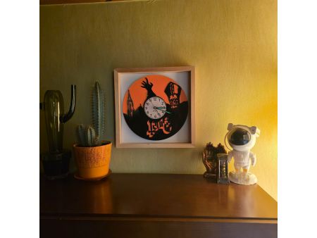 Ghost of Yotei Zegar Ścienny z Używanej Płyty Winylowej Kolorowe Tło Ramka Drewniana 35x35cm Prezent Upominek evevo.pl V0006TKR