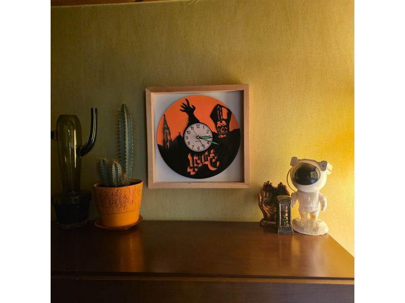 Ghost of Yotei Zegar Ścienny z Używanej Płyty Winylowej Kolorowe Tło Ramka Drewniana 35x35cm Prezent Upominek evevo.pl V0006TKR