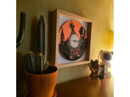 Ghost of Yotei Zegar Ścienny z Używanej Płyty Winylowej Kolorowe Tło Ramka Drewniana 35x35cm Prezent Upominek evevo.pl V0006TKR