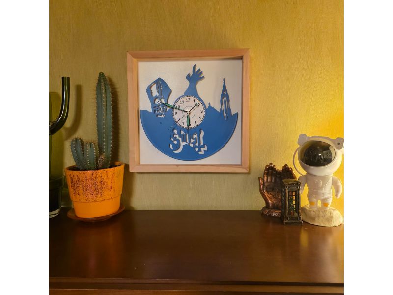 Ghost of Yotei Zegar Ścienny z Używanej Płyty Winylowej Kolor w Drewnianej Ramce 35x35cm Prezent Upominek evevo.pl V0006KR