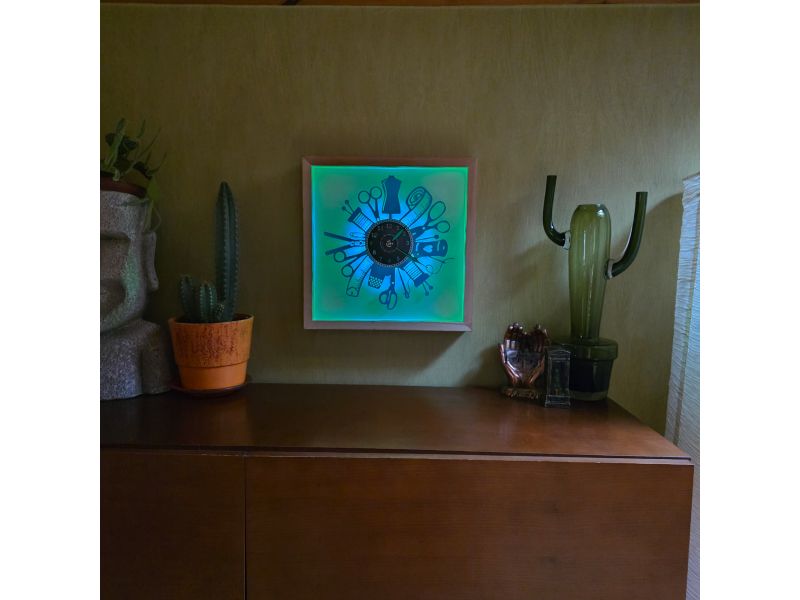 Zegar Krawcowej Ścienny Kolor w Drewnianej 35x35cm Ramce z LED RGB Bez Kabli Płyta Winylowa Prezent EVEVO W0049KRL