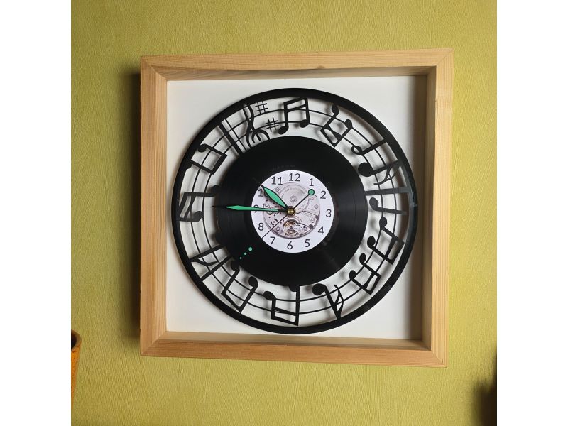 Nuty Zegar Ścienny w Drewnianej Ramce 35x35x5cm Winyl Płyta Winylowa Prezent Urodziny Upominek dla Fana EVEVO evevo.pl V0002R
